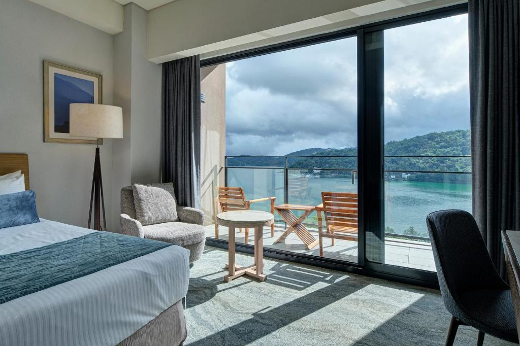 當霧氣在湖面散開，我在南投日月潭找到了能真正放鬆身心的湖畔住宿選擇