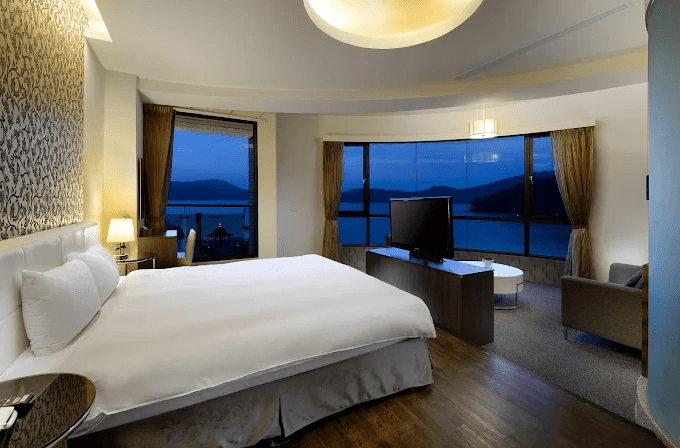 當霧氣在湖面散開，我在南投日月潭找到了能真正放鬆身心的湖畔住宿選擇