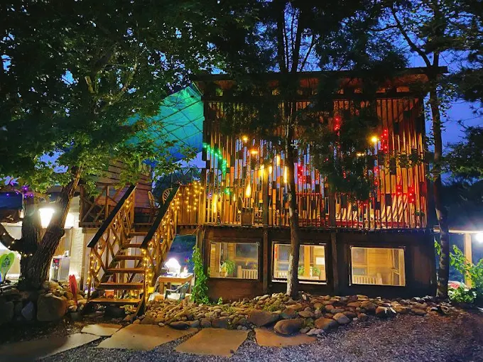 朋友與家人都在同一個屋簷下，南投包棟民宿讓埔里的夜色有了溫度