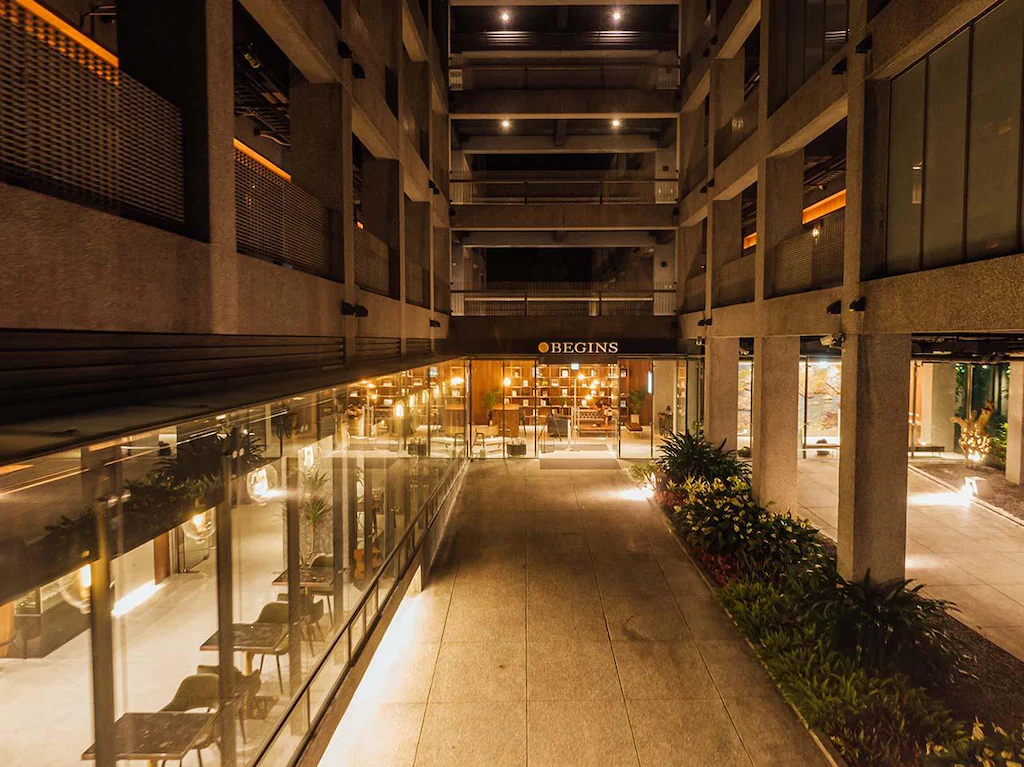 傍晚抵達基隆後，把行李放在倉箱蜜境文旅就出門散步夜市與港邊