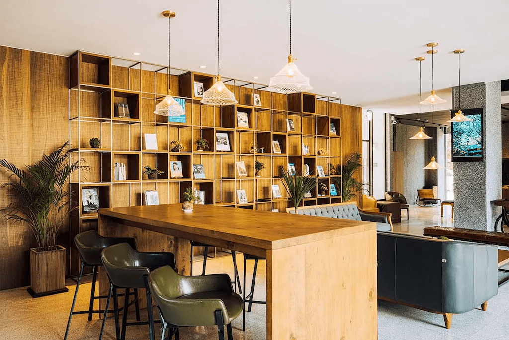 傍晚抵達基隆後，把行李放在倉箱蜜境文旅就出門散步夜市與港邊