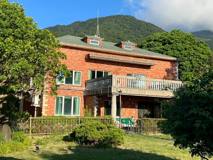 當夜色降臨台灣山城與海岸，住進能看見星空與雲海的民宿，把時間交給天空