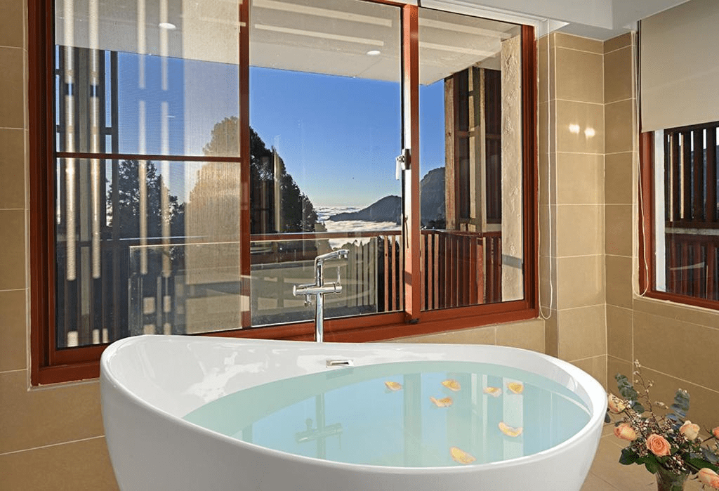 雲霧在窗外輕輕移動，入住阿里山賓館，把阿里山的清晨留給自己醒來