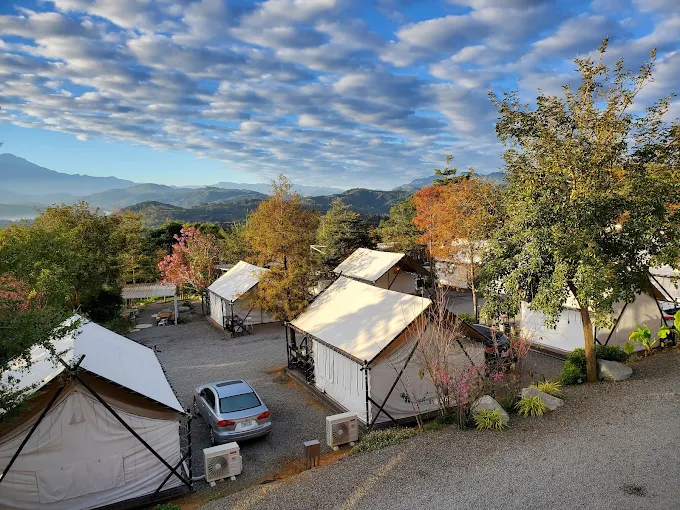 離開城市後一路向山而行，在南投體驗不用準備的懶人露營夜晚與清晨