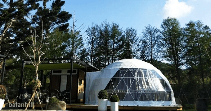 離開城市後一路向山而行，在南投體驗不用準備的懶人露營夜晚與清晨