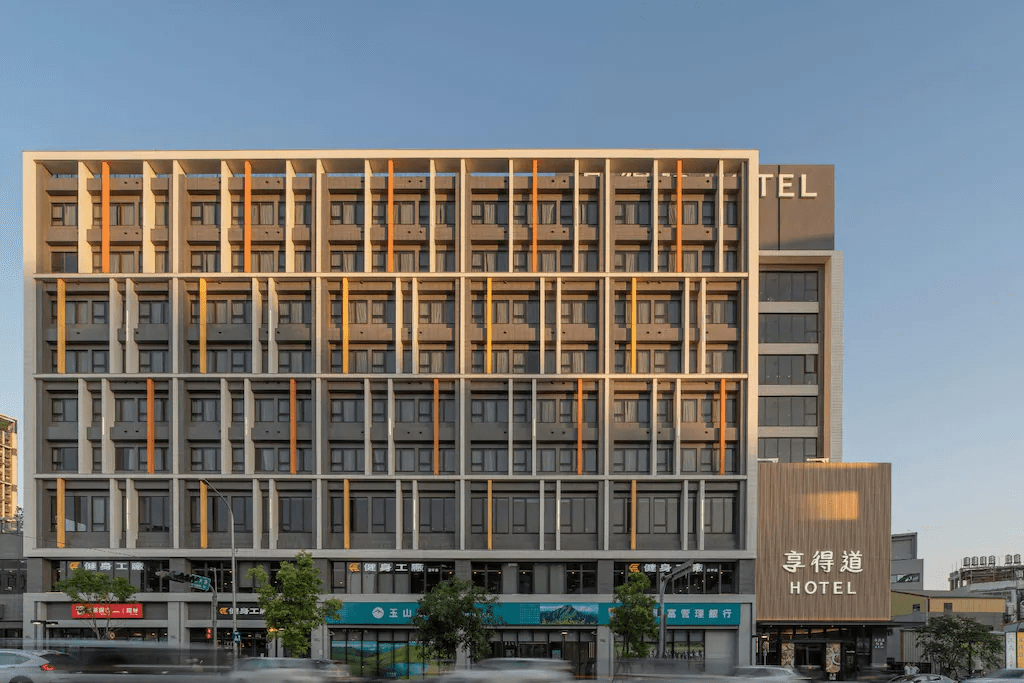 住進享得道行旅，用緩緩前行的步伐感受台中逢甲的生活氣息，讓旅行在明亮景色中自然流動