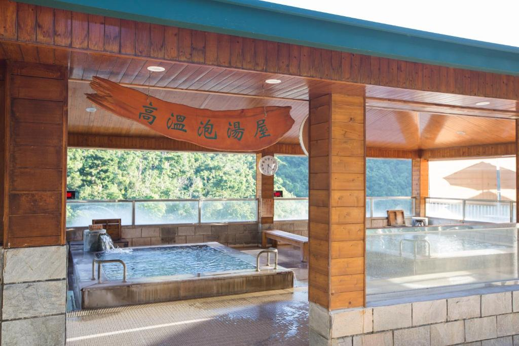 走進台東知本溫泉的山林裡，在東台溫泉飯店把一天的重量慢慢卸下