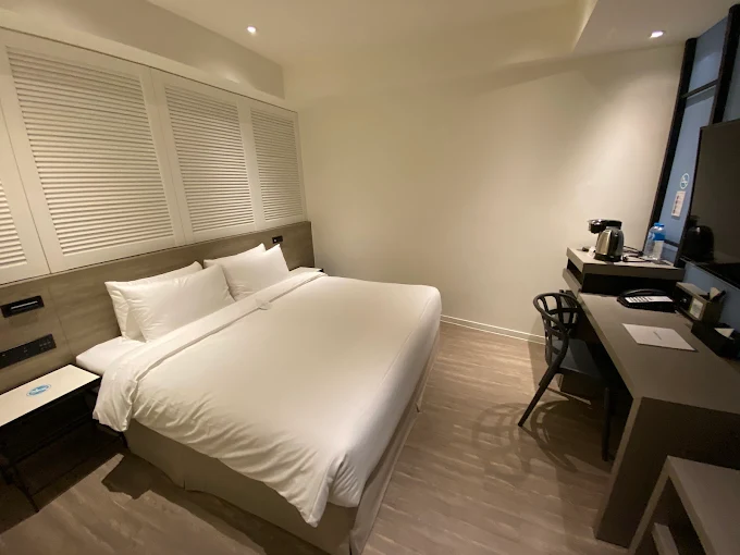 把時間留給夜市與港邊，在基隆選一間適合過夜的住宿，讓行程自然延伸