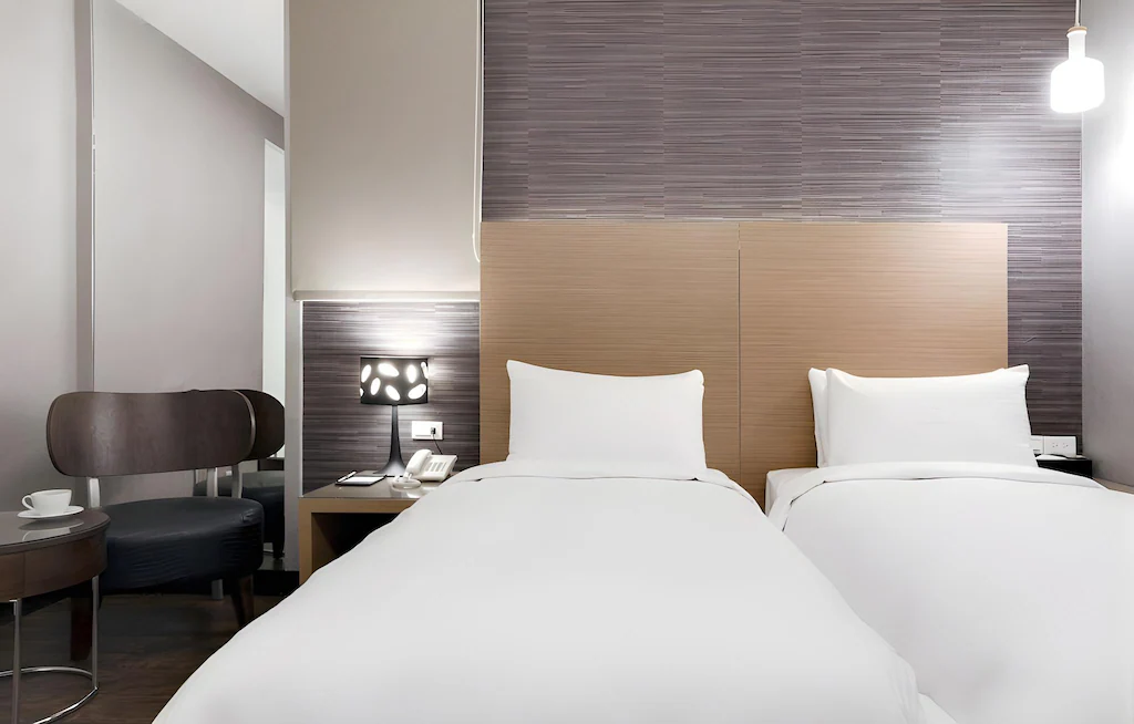 把時間留給夜市與港邊，在基隆選一間適合過夜的住宿，讓行程自然延伸