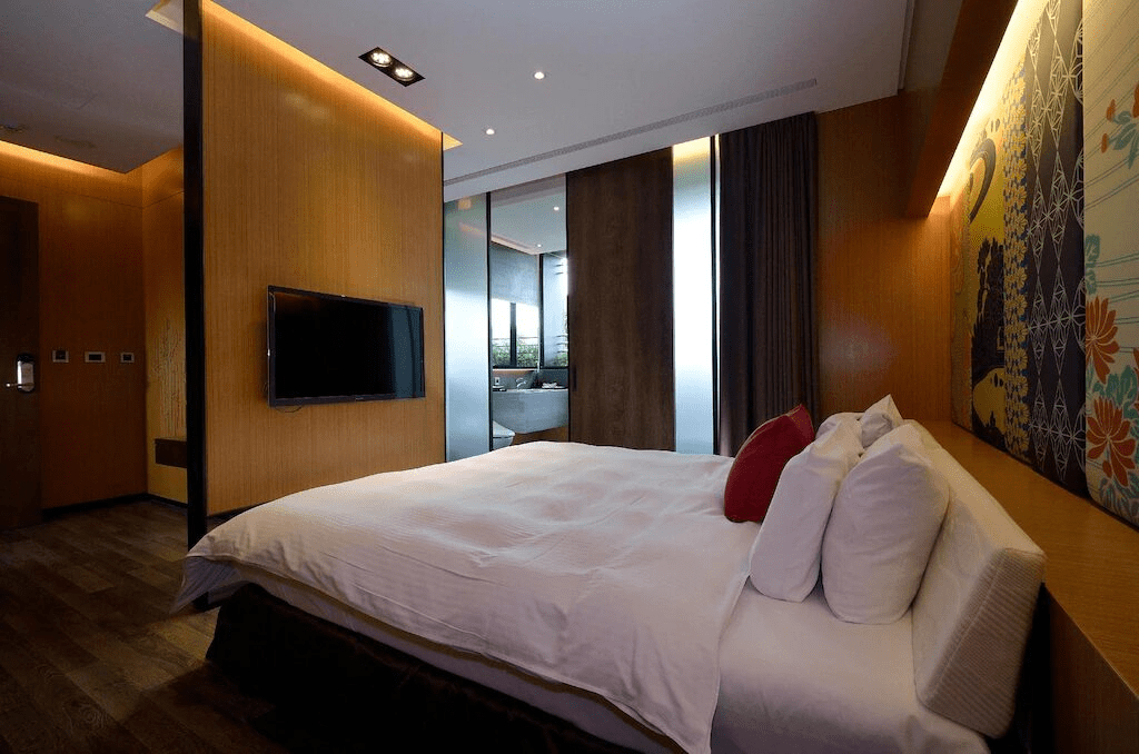 從市區轉進北屯山景，一晚住進台中日光溫泉會館，讓溫泉替旅程按下慢速鍵