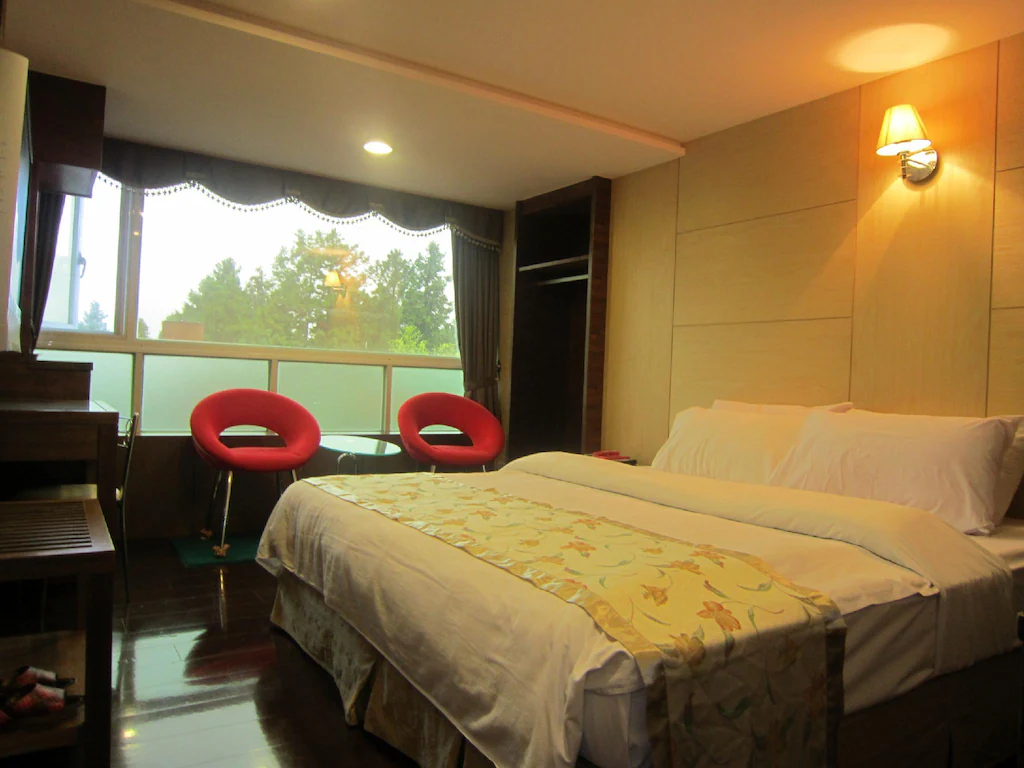 清晨還沒亮就已出發，在阿里山住宿裡預約一場雲霧流動的早晨