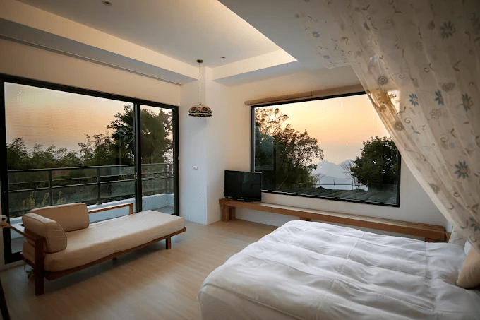 清晨還沒亮就已出發，在阿里山住宿裡預約一場雲霧流動的早晨