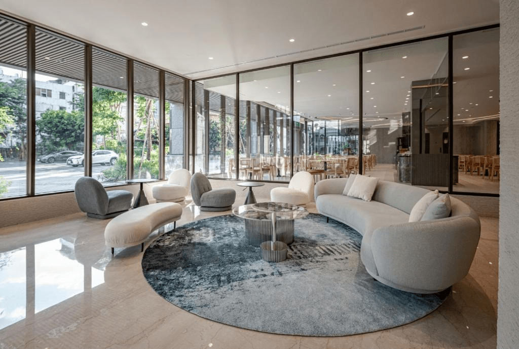 帶著週末的輕鬆步伐走入礁溪冠翔泉旅，在森林系建築與五大湯泉中感受旅行悄悄慢下來的美好