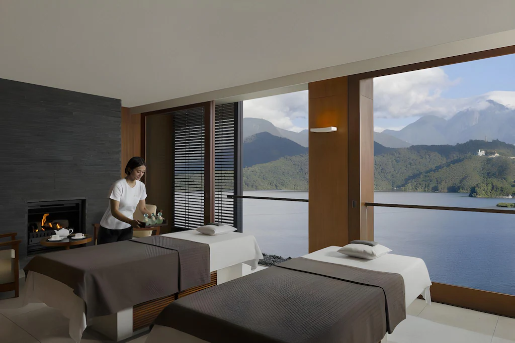 沿著日月潭湖岸前行入住涵碧樓，把行程放慢，讓光影、湖水與一晚住宿一起沉澱下來