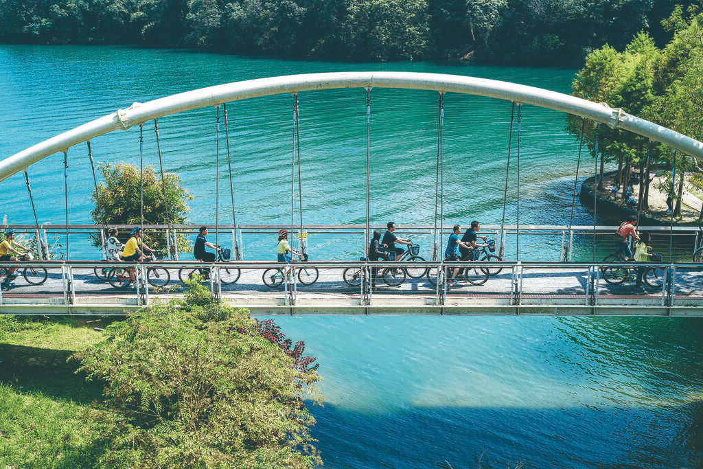 沿著日月潭湖岸前行入住涵碧樓，把行程放慢，讓光影、湖水與一晚住宿一起沉澱下來