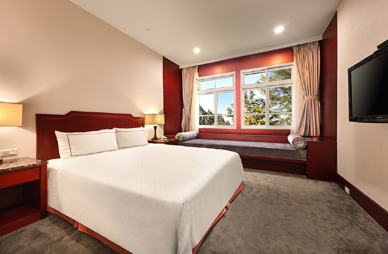 在阿里山賓館醒來的那一刻，窗外是霧與林的交會，也是旅程最安靜的開始