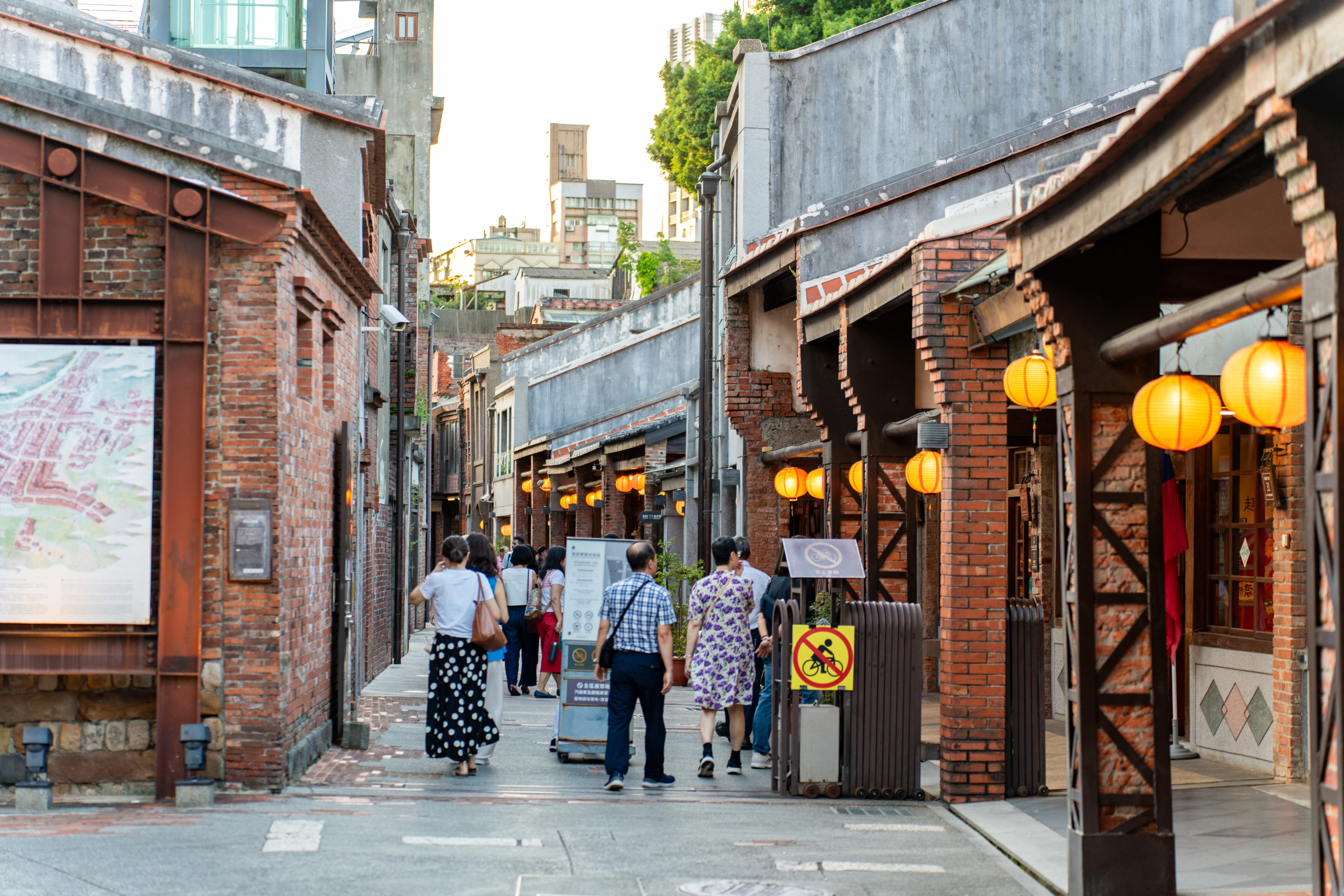 剝皮寮歷史街區的紅磚拱廊與復古老街建築