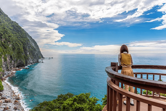 由海上視角望向清水斷崖，更能感受大山大海的壯闊張力