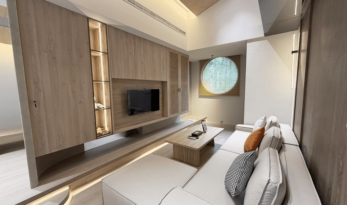 走在溪頭微涼的空氣裡回到明山森林會舘，看霧氣貼近燈籠，讓整趟旅程都滲出靜靜的暖意