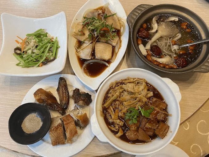 走在溪頭微涼的空氣裡回到明山森林會舘，看霧氣貼近燈籠，讓整趟旅程都滲出靜靜的暖意