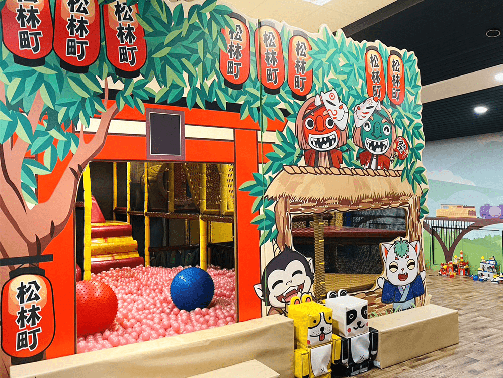 走在溪頭微涼的空氣裡回到明山森林會舘，看霧氣貼近燈籠，讓整趟旅程都滲出靜靜的暖意