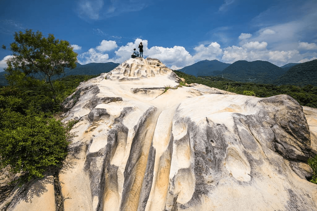 順著步道爬上軍艦岩，讓台北在腳下展開的一段登高時光