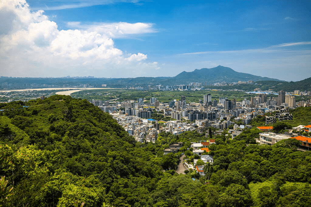 順著步道爬上軍艦岩，讓台北在腳下展開的一段登高時光