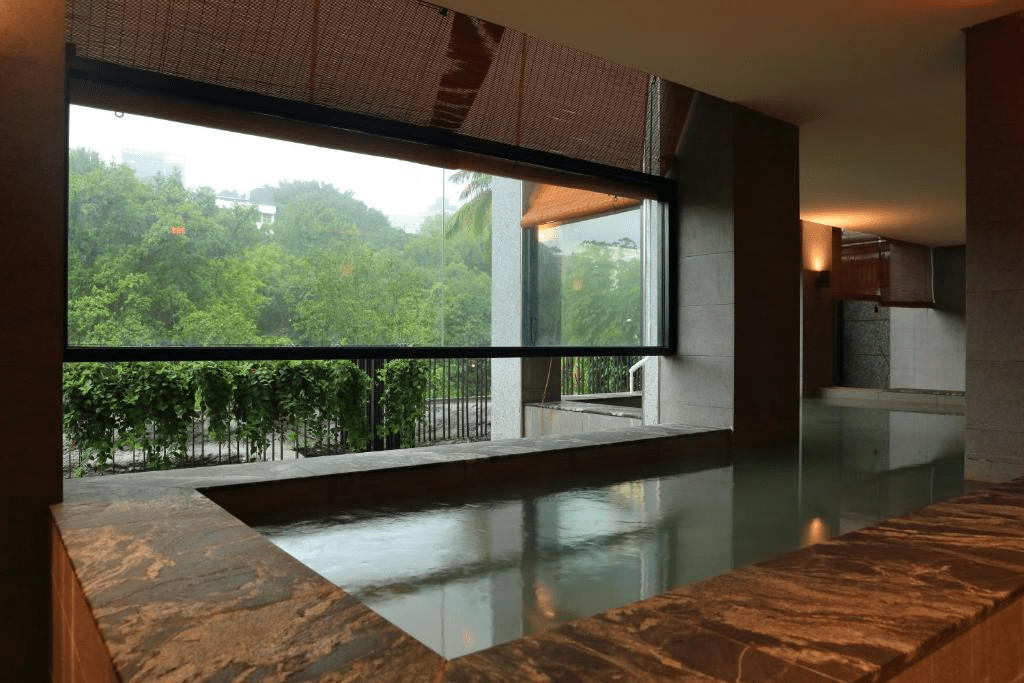 當夜色落在北投溫泉區，選一間價格剛好的住宿，讓旅行自然開始