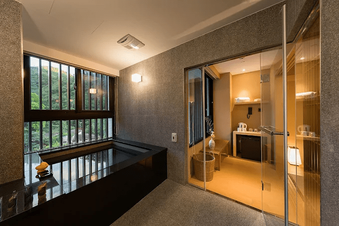 當夜色落在北投溫泉區，選一間價格剛好的住宿，讓旅行自然開始