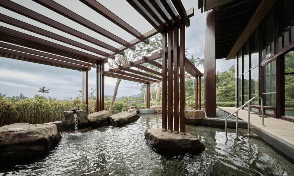 從台北出發往山裡去，在礁溪老爺酒店住一晚，把時間交給溫泉與靜靜流動的夜色