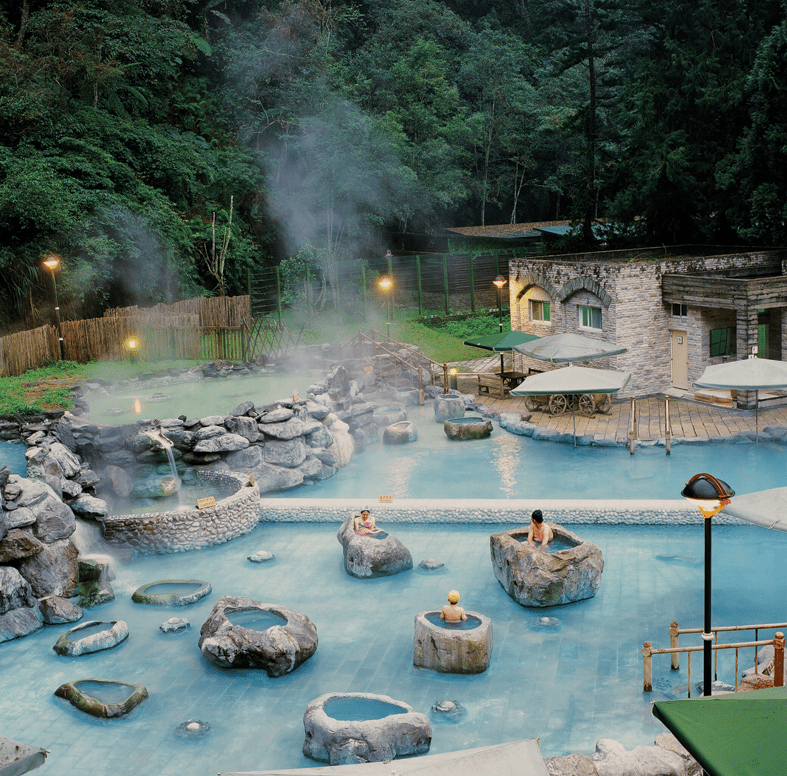 在清晨霧氣輕輕散開的時刻，沿著太平山森林步道緩緩前行，把一整天交給山湖與風的溫度