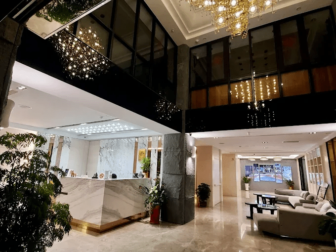 出發苗栗的週末，把行李放進一間合適的住宿，讓山城夜晚自然接住旅途