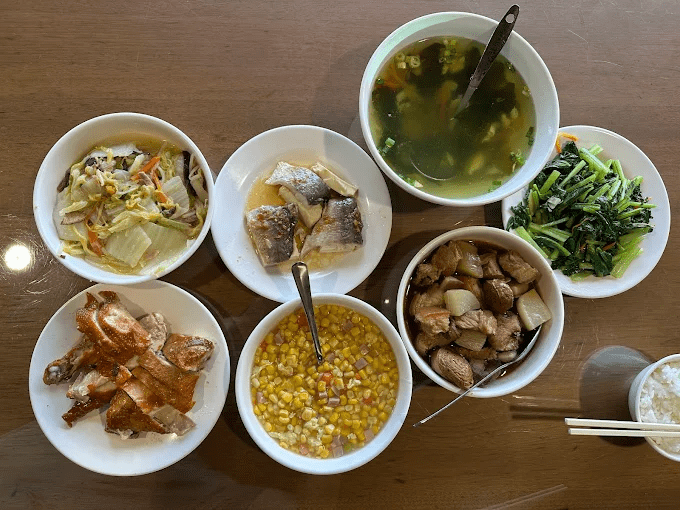 在清晨霧氣輕輕散開的時刻，沿著太平山森林步道緩緩前行，把一整天交給山湖與風的溫度