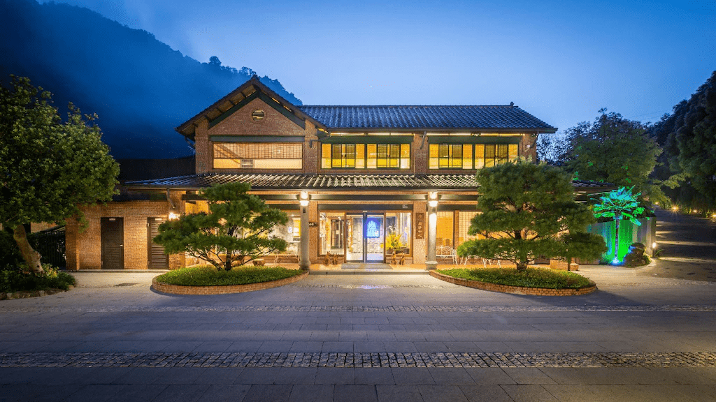 出發苗栗的週末，把行李放進一間合適的住宿，讓山城夜晚自然接住旅途