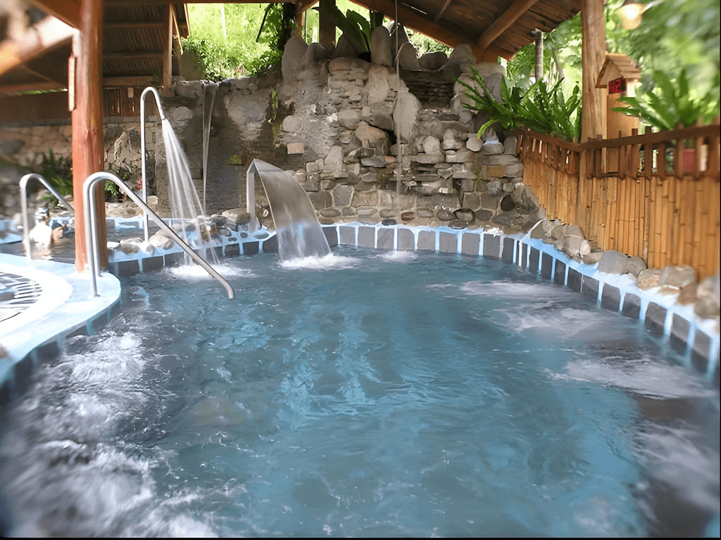 把城市留在身後，走進六龜山林，在美崙山溫泉渡假山莊慢慢過一夜