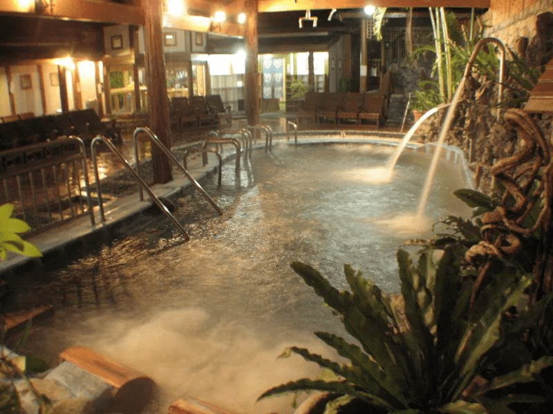 把城市留在身後，走進六龜山林，在美崙山溫泉渡假山莊慢慢過一夜