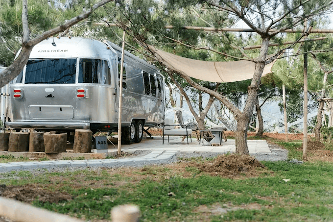 把裝備與煩惱都留在城市，走進苗栗露營車住宿過一晚輕鬆日子