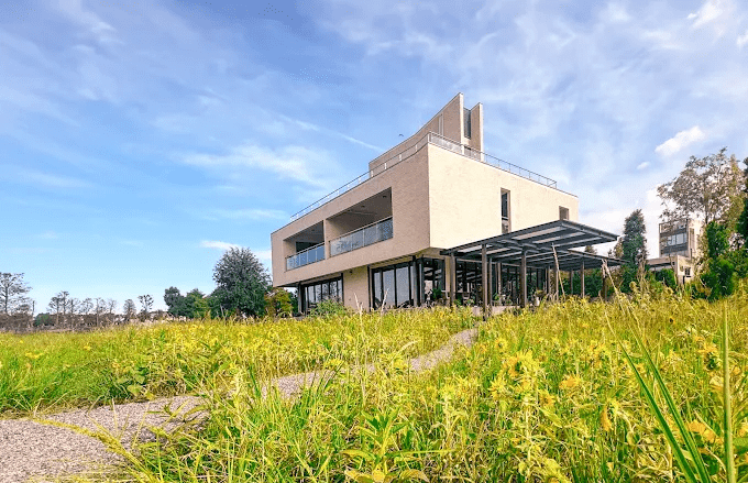 決定去宜蘭那天，只要選好住宿，溫泉與海景就會把旅程慢慢鋪開