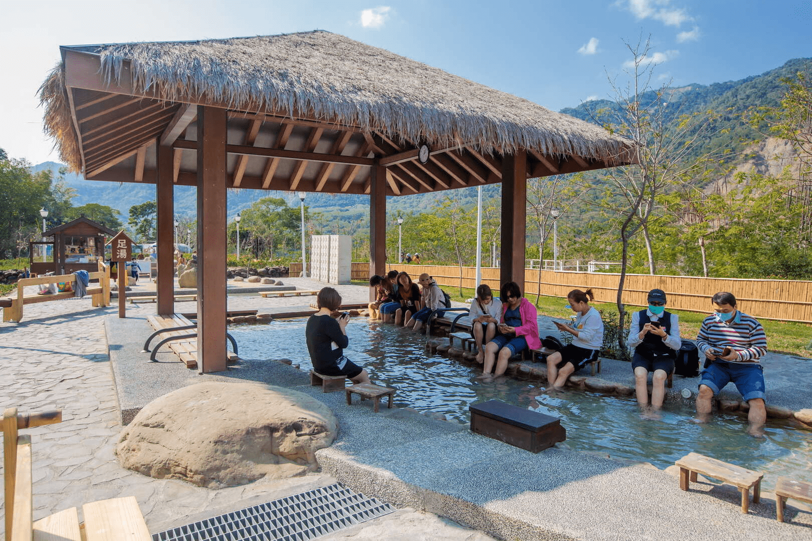 從城市一路開往高雄六龜溫泉，在寶來山城泡湯看山夜與微風，讓旅行慢慢降速