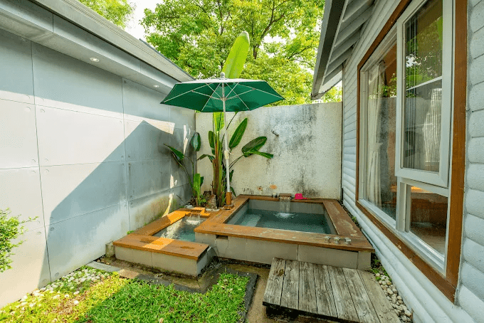 從城市一路開往高雄六龜溫泉，在寶來山城泡湯看山夜與微風，讓旅行慢慢降速