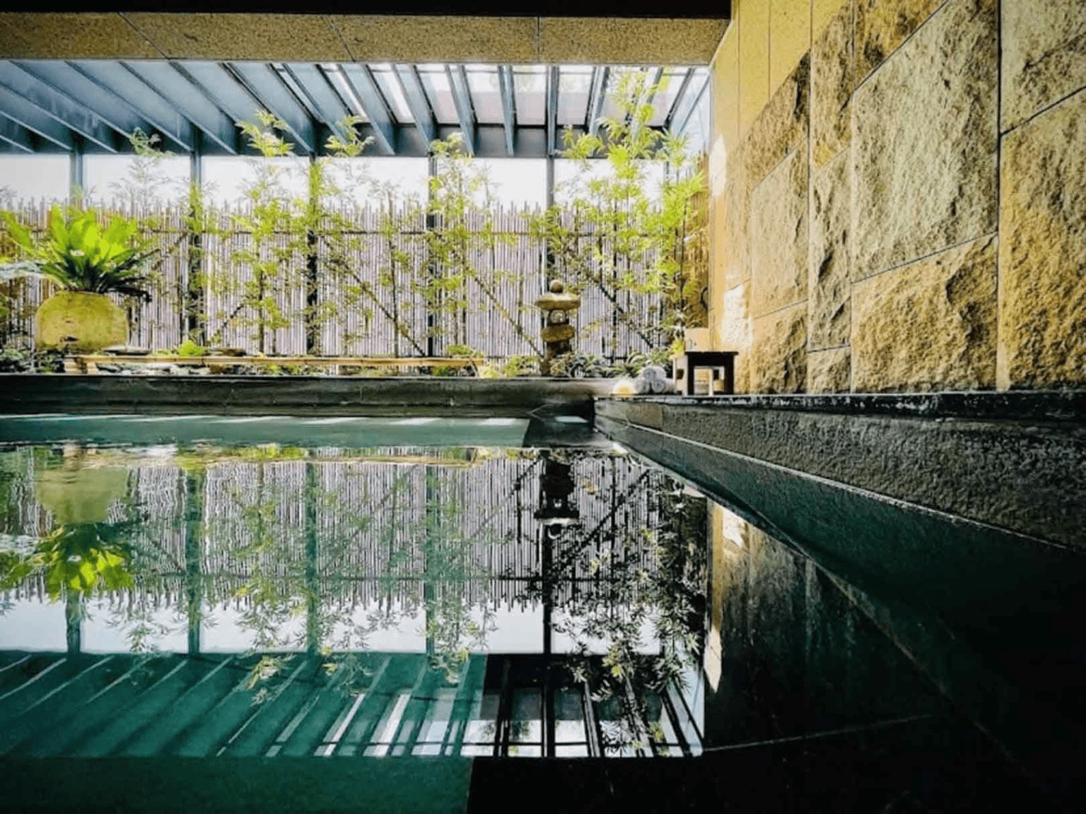 沿著日月潭湖畔慢慢走進雲品溫泉酒店，在山水與溫泉之間住下一晚的放鬆時光