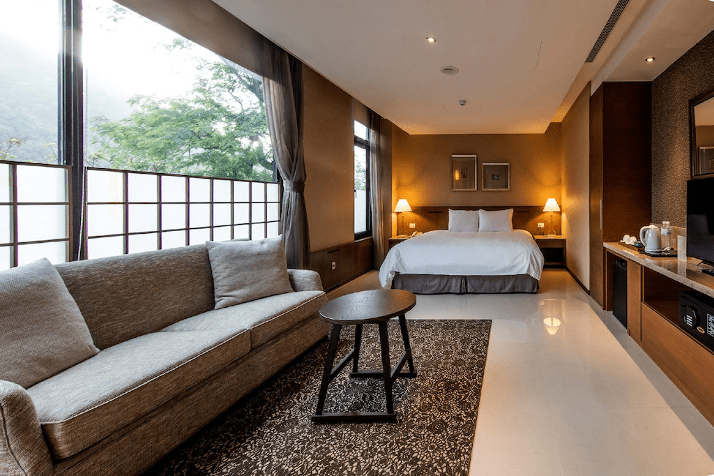 在新北三峽的山路盡頭走進大板根森林溫泉，讓身體慢慢回到被綠意包圍的節奏裡