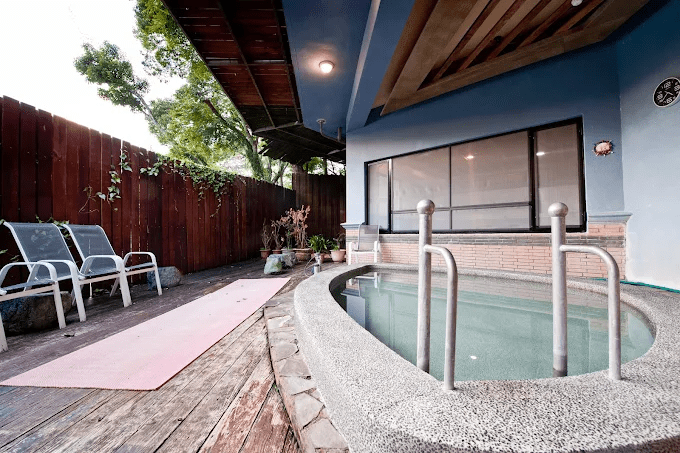 當溪水聲貼著空氣流動，在苗栗泰安溫泉泡湯的午後，時間自然安靜下來