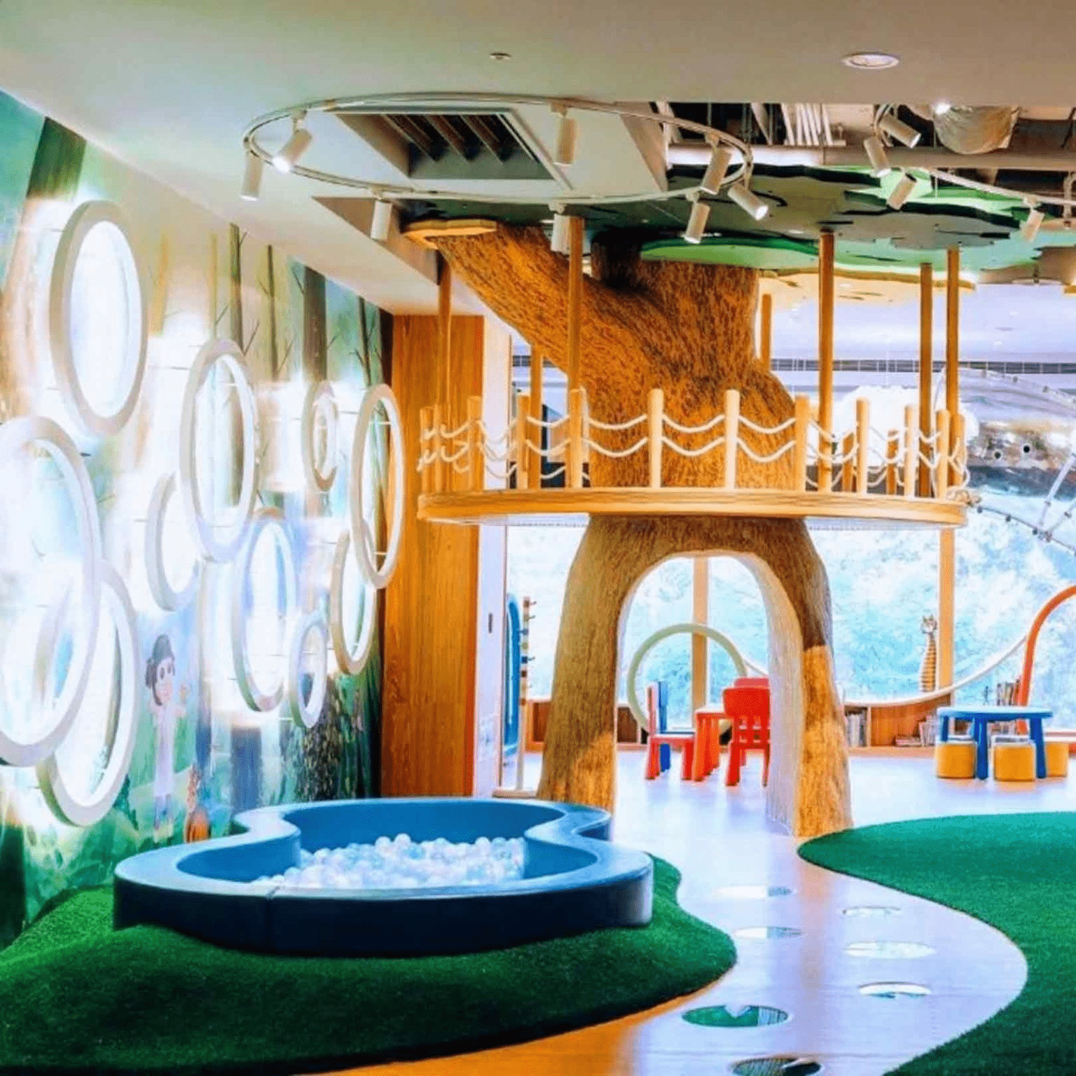 在日月潭雲品溫泉酒店打開陽台門，看湖霧被陽光揉開的那刻，像被自然輕輕喚醒