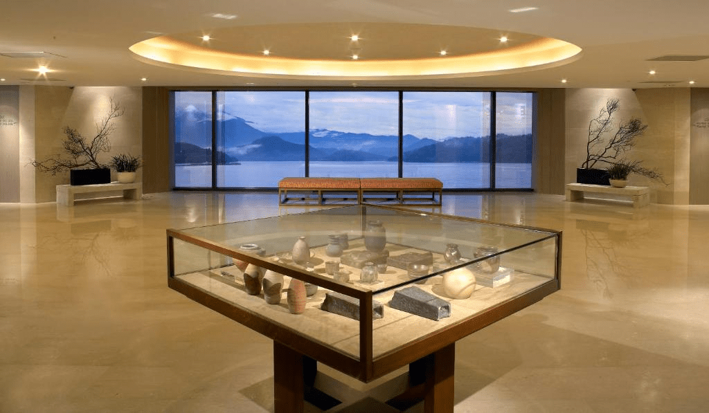 在日月潭雲品溫泉酒店打開陽台門，看湖霧被陽光揉開的那刻，像被自然輕輕喚醒