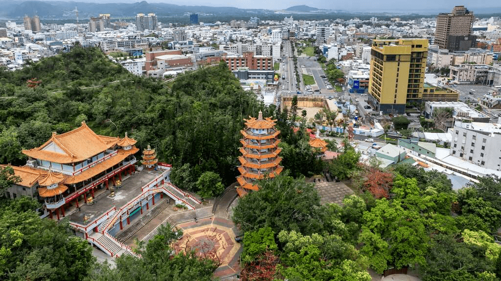 沿著海岸與森林走進台東自然景點，在湖光風影之間展開一段剛剛好的旅程
