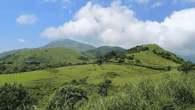 順著季節的風移動，在台灣去有風的地方，看見山海慢慢展開的旅行畫面
