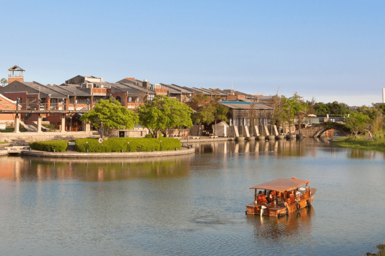 在河道與老街之間慢慢走著，走進宜蘭傳藝園區，用時間理解台灣的文化