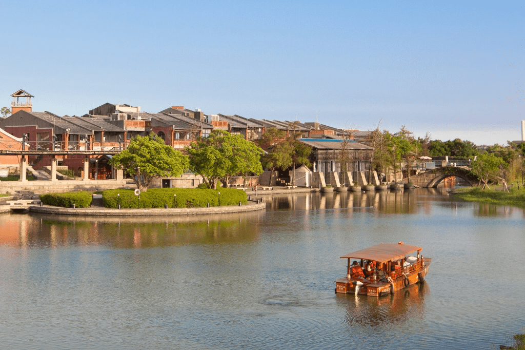 在河道與老街之間慢慢走著，走進宜蘭傳藝園區，用時間理解台灣的文化