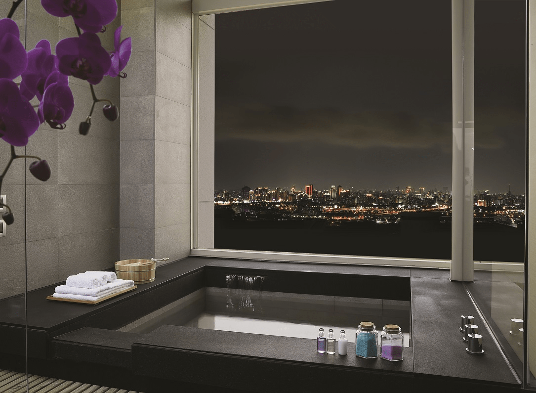 在山與城交界的地方，清新溫泉用一池熱湯與一片夜景，留住剛好的安靜